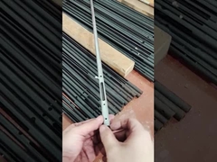 한 사람 은 탄소 강철 파이프 로 만든 작은 부품 을 전시 하고 있다